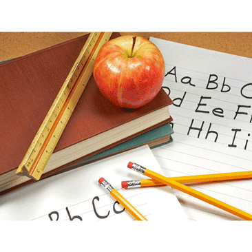 Schulbücher, Stifte und Apfel